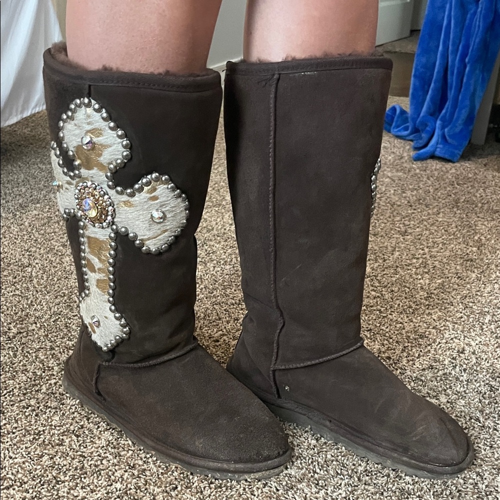 Elegant Cross-Embellished Brown Winter Boots
